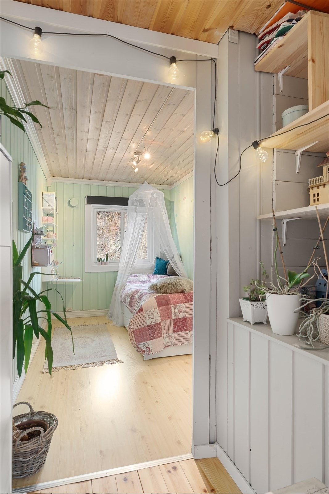 Fra soverom to er det en mellomgang for lagringsplass. Galleribilde