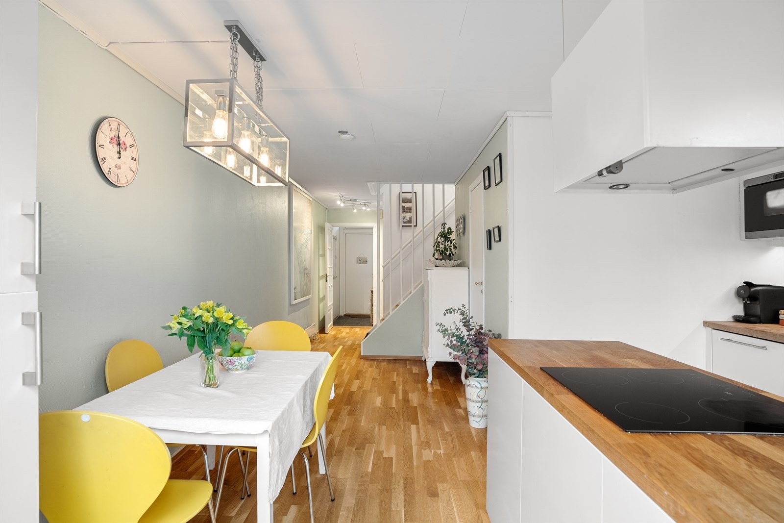 Hyggelig spiseplass på kjøkkenet med plass for bord, stoler og øvrig møblement. Galleribilde