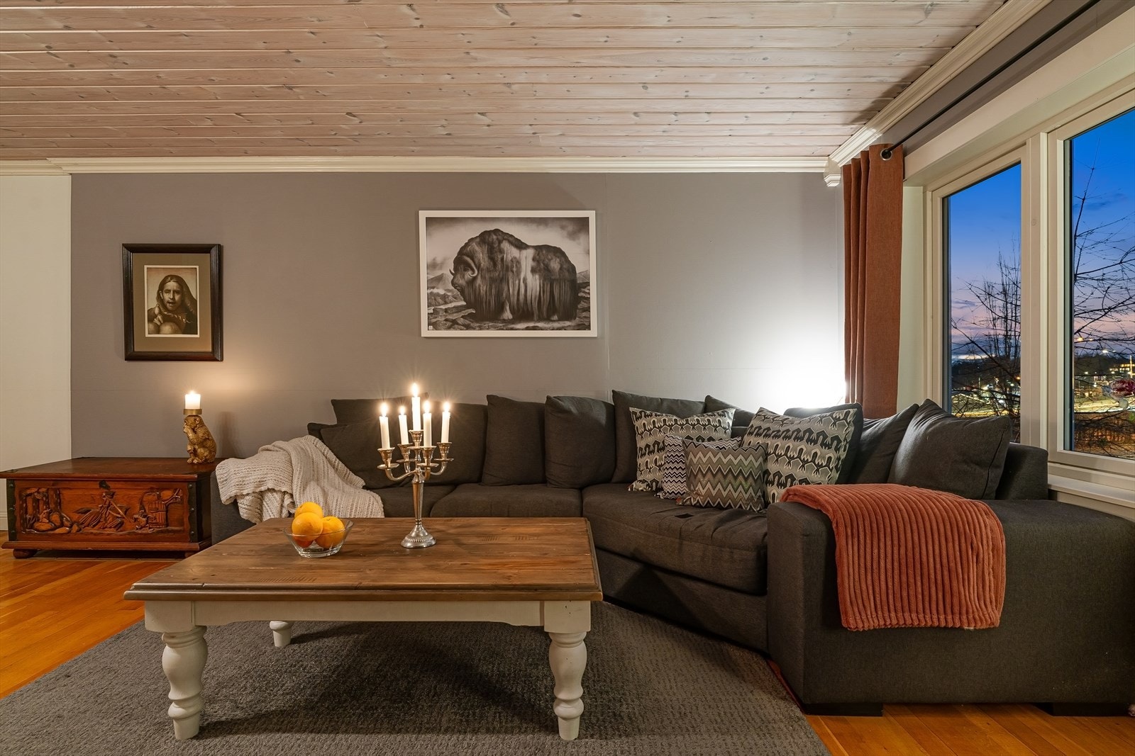 Fra stuen har du fint sjøgløtt samt utsyn mot nærområdet. Galleribilde