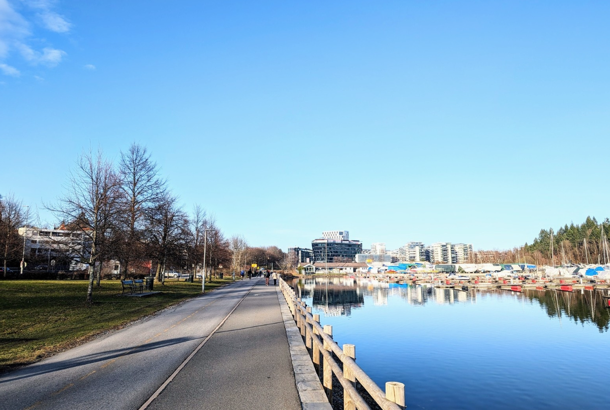 Fine tur og gangmuligheter over veien langs vannet helt inn til sentrum og Lysaker/Fornebu. Galleribilde