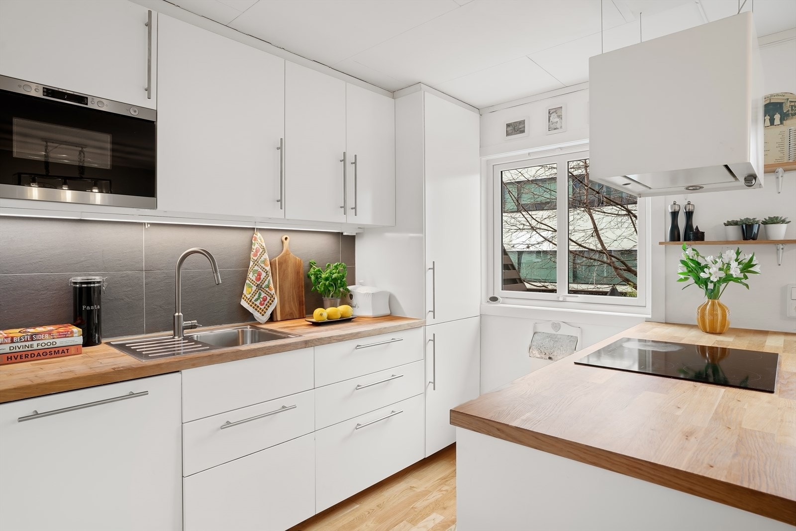 Her har du rikelig med benk-og skapplass. Galleribilde