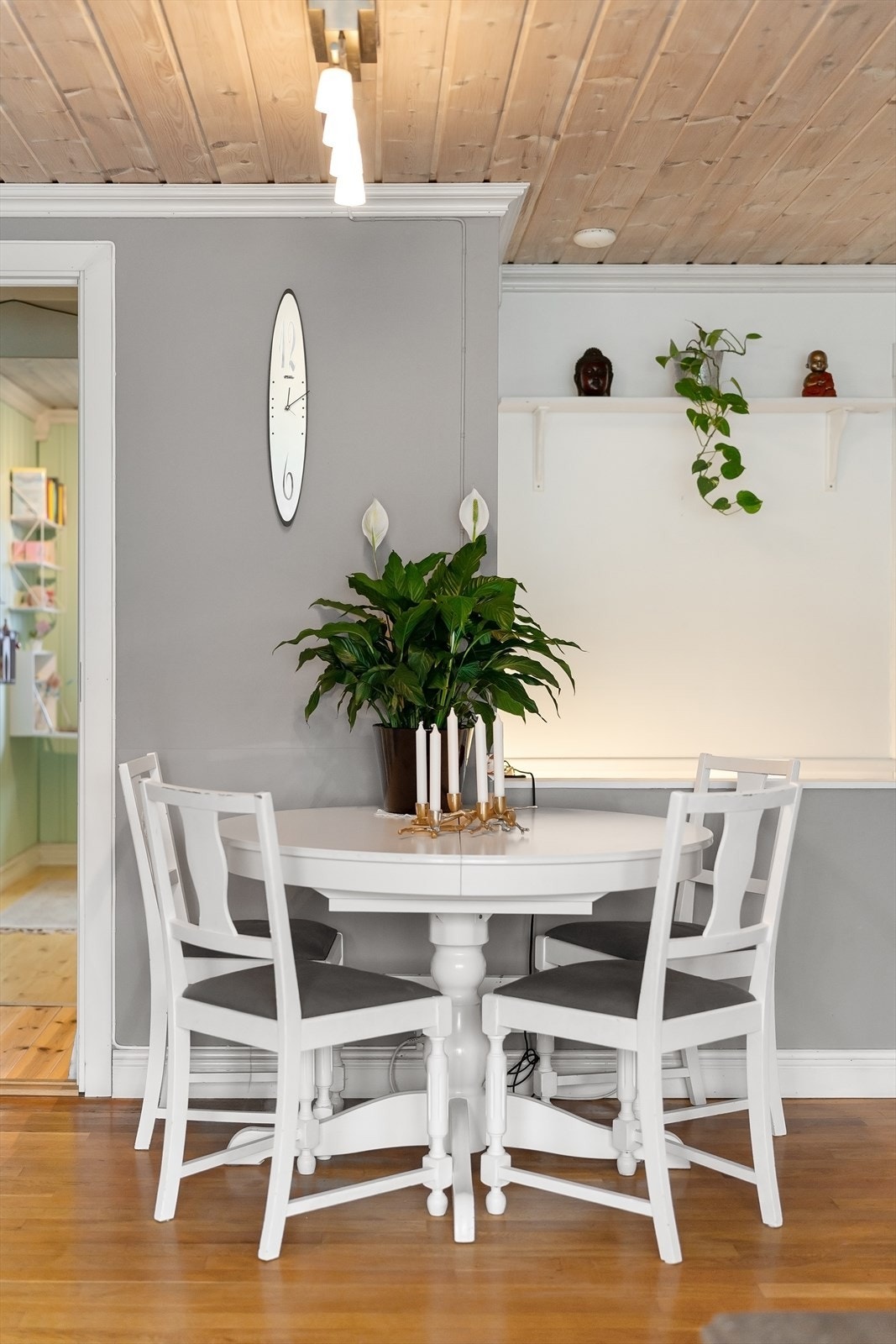 Hyggelig spiseplass i stuen, hvor familie og venner kan samles. Galleribilde