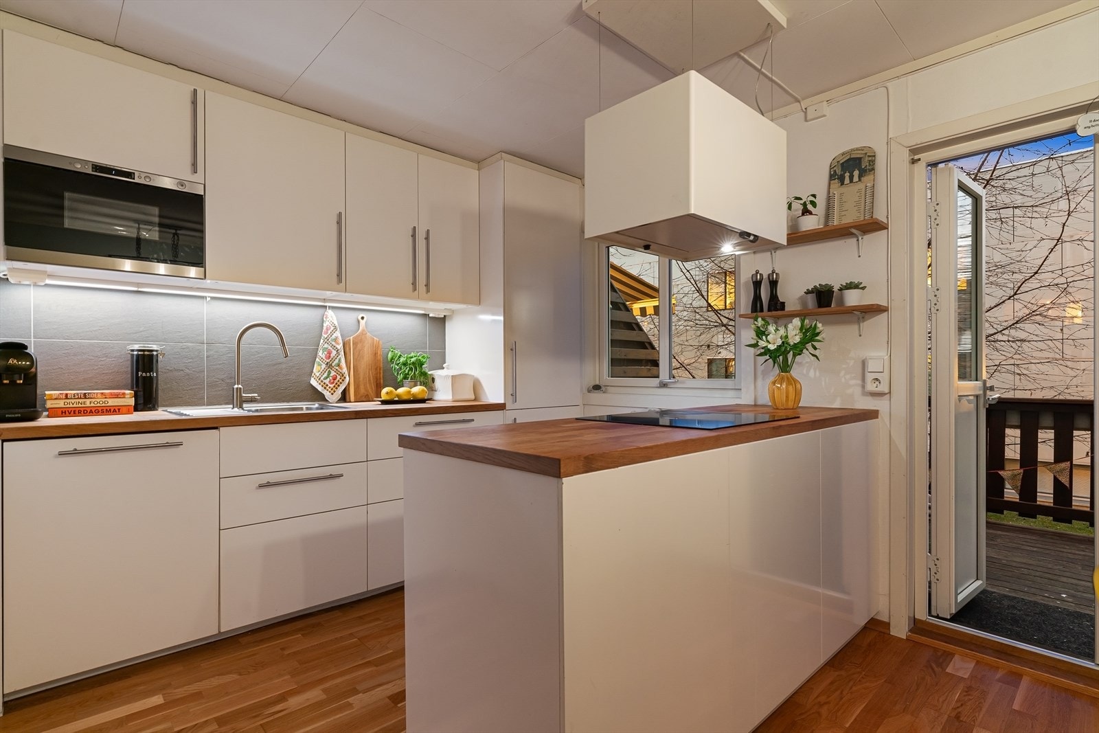 Fra kjøkkenet er det utgang til balkongen. Galleribilde