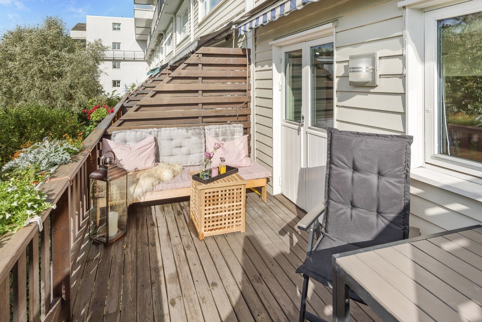 Leiligheten har en solrik, vestvendt balkong på ca. 10 kvm. Her er det god plass til møblement. (Bilde fra tidligere eier, avvik kan forekomme) Galleribilde