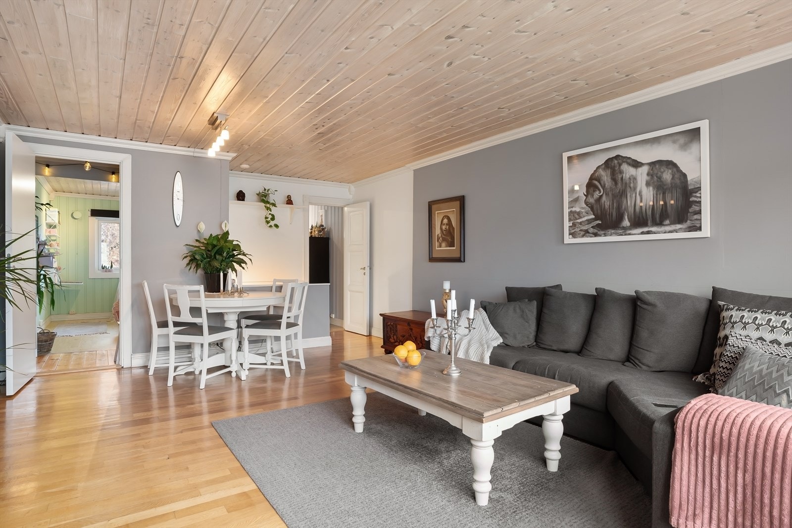 I stuen er det god plass til sofa med tilhørende medie- og oppbevaringsmøblement. Galleribilde