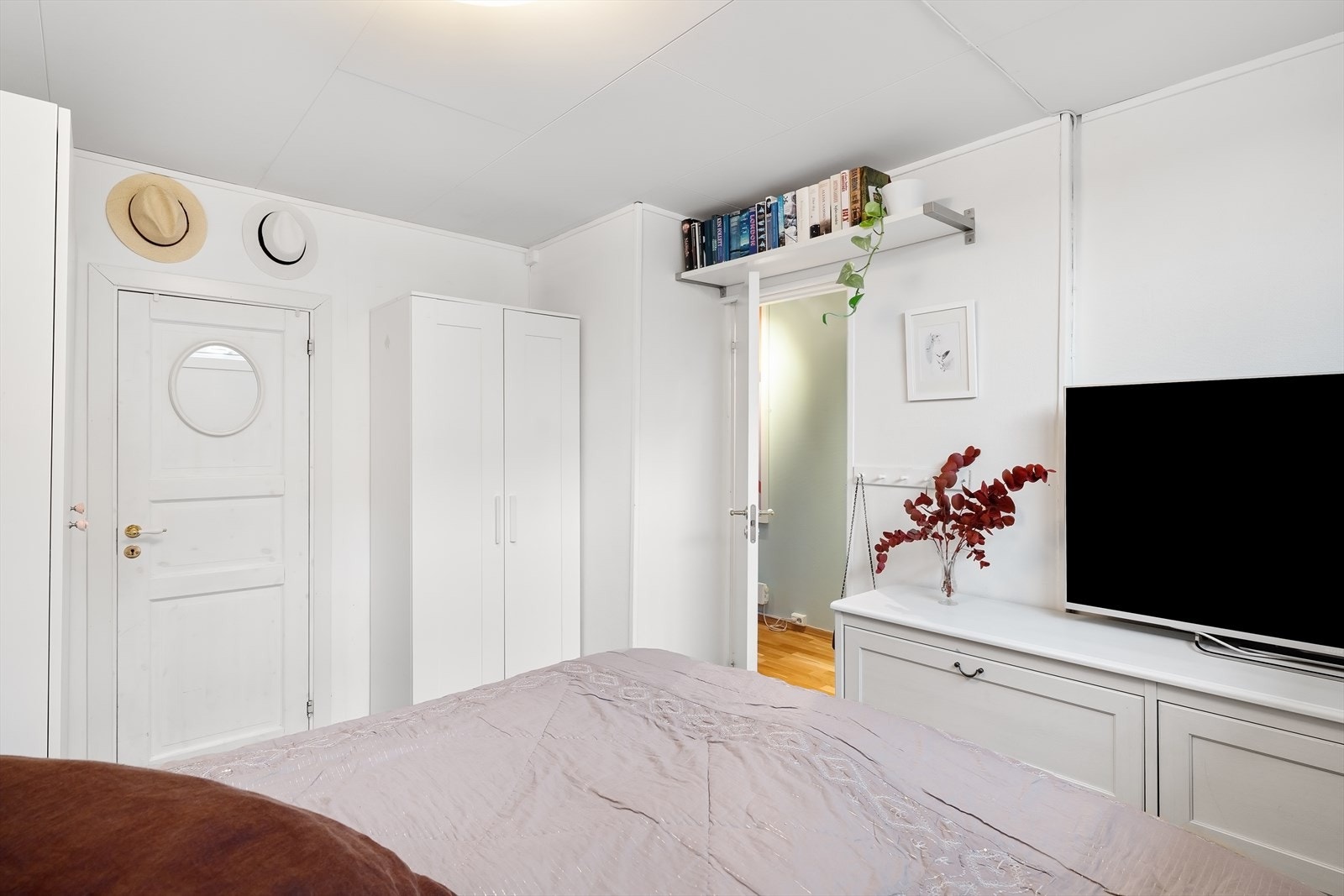 Hovedsoverom med god plass for dobbeltseng og øvrig møblement. Galleribilde