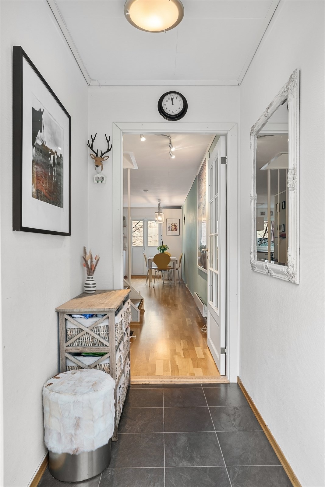 Flott flislagt entre og lysmalte overflater. Galleribilde