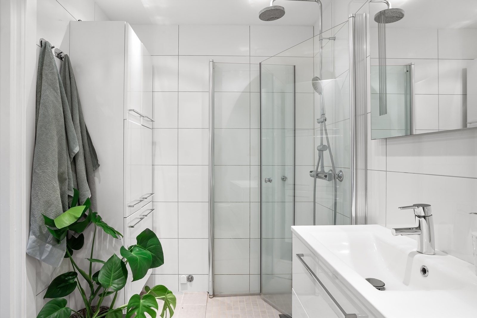 Flislagt gulv med varmekabler og opplegg for vaskemaskin. Galleribilde