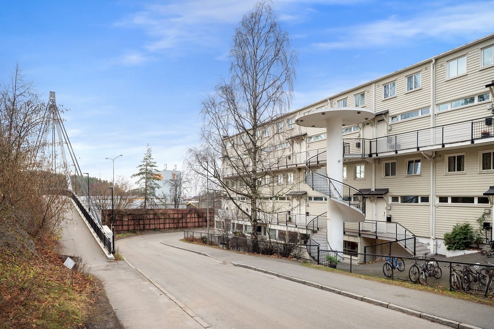 Fra leiligheten er det ca. 2 min gange til kollektiv forbindelser på Maritim. Galleribilde