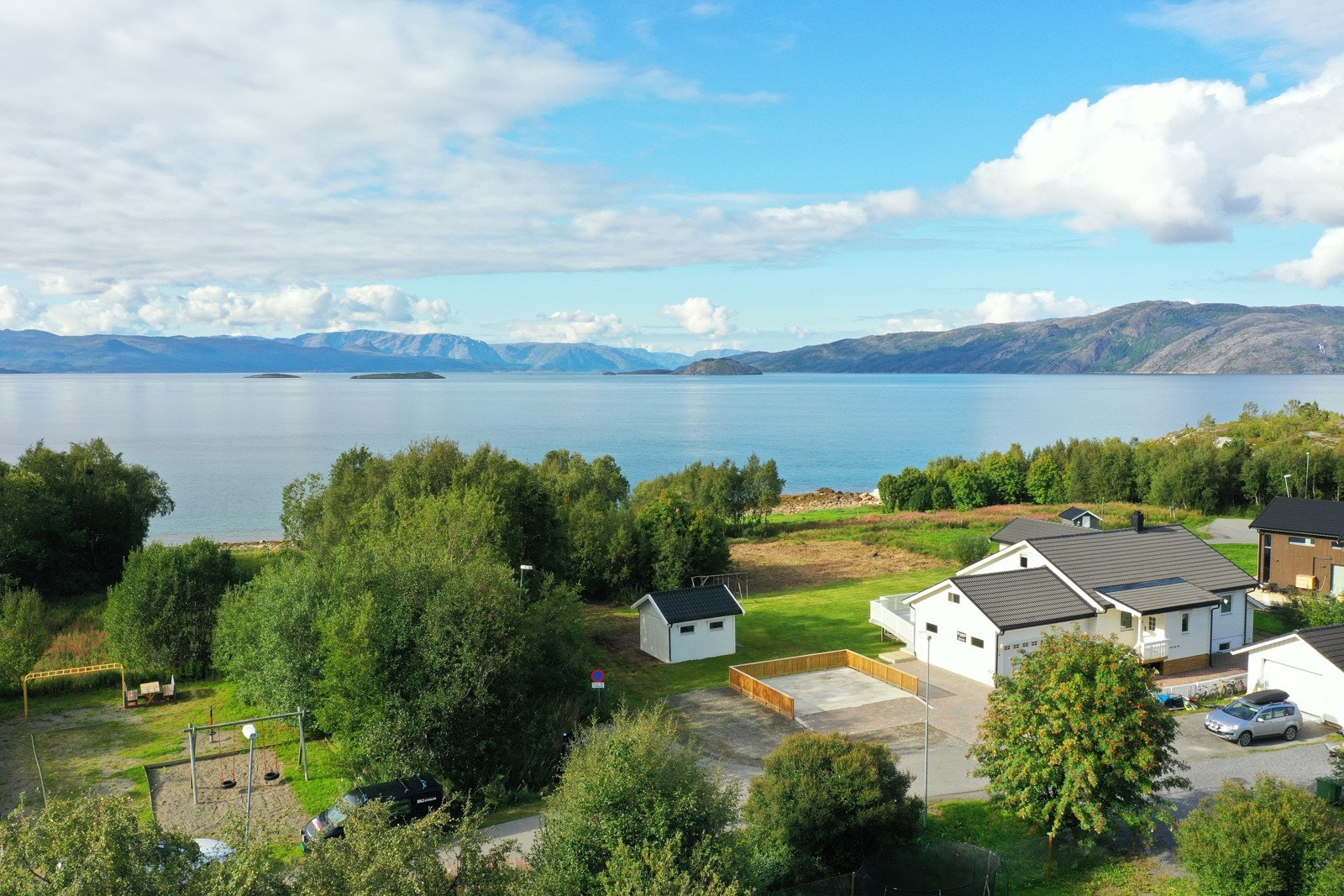 Boligen ligger rett ved sjøen og har kort vei til småbåthavn Galleribilde