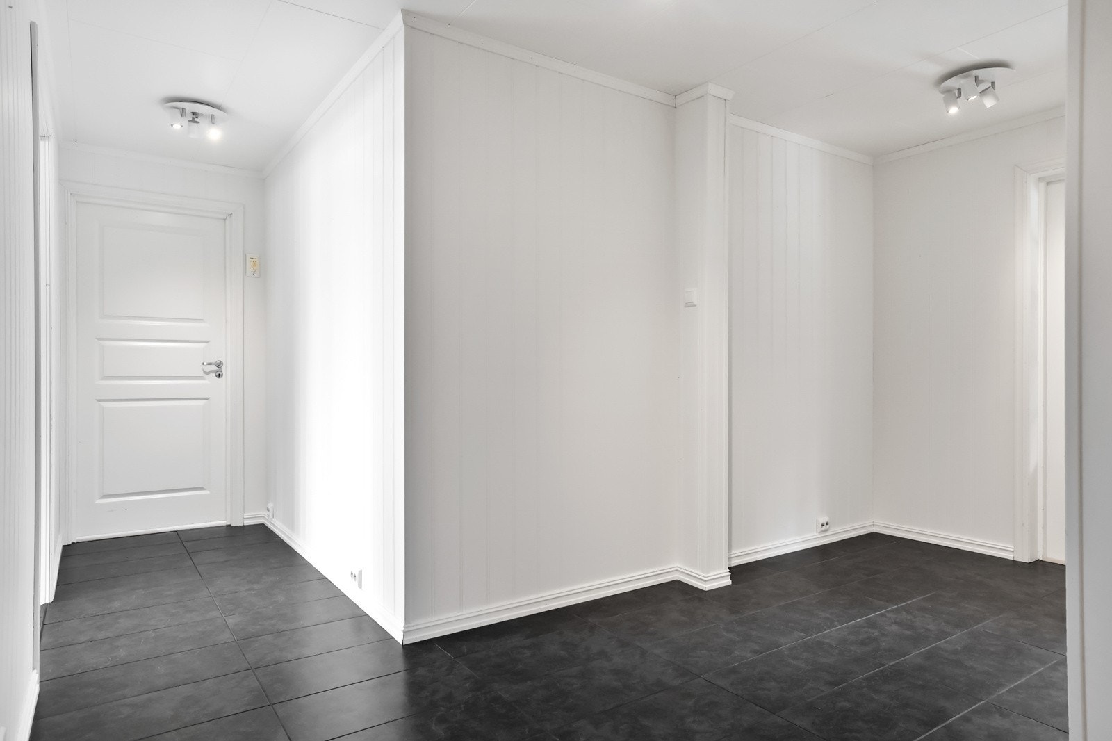 Videre inn i gangen er det plass til ekstra garderobeskap Galleribilde