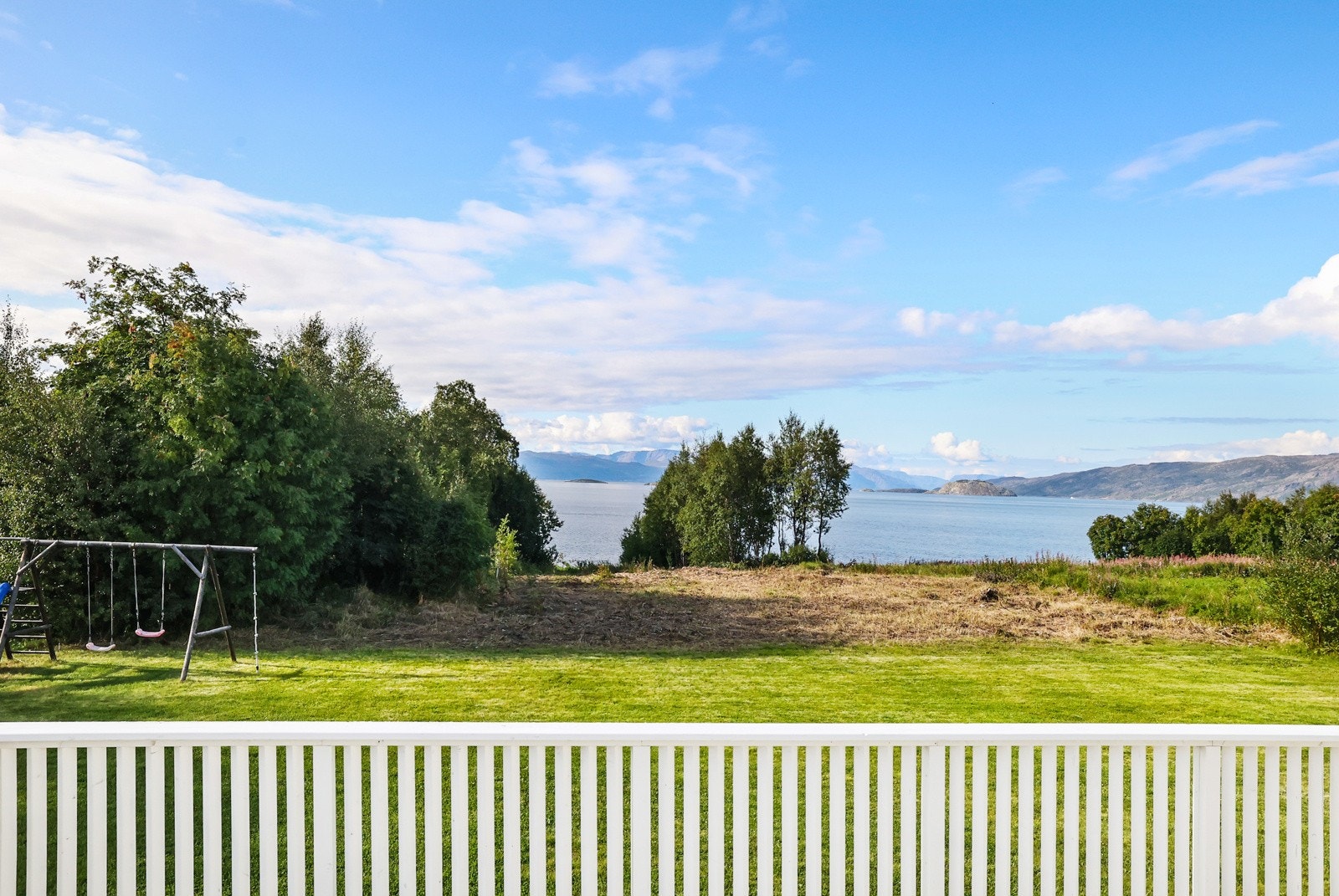 Fra terrassen er det trapp ned til hagen Galleribilde