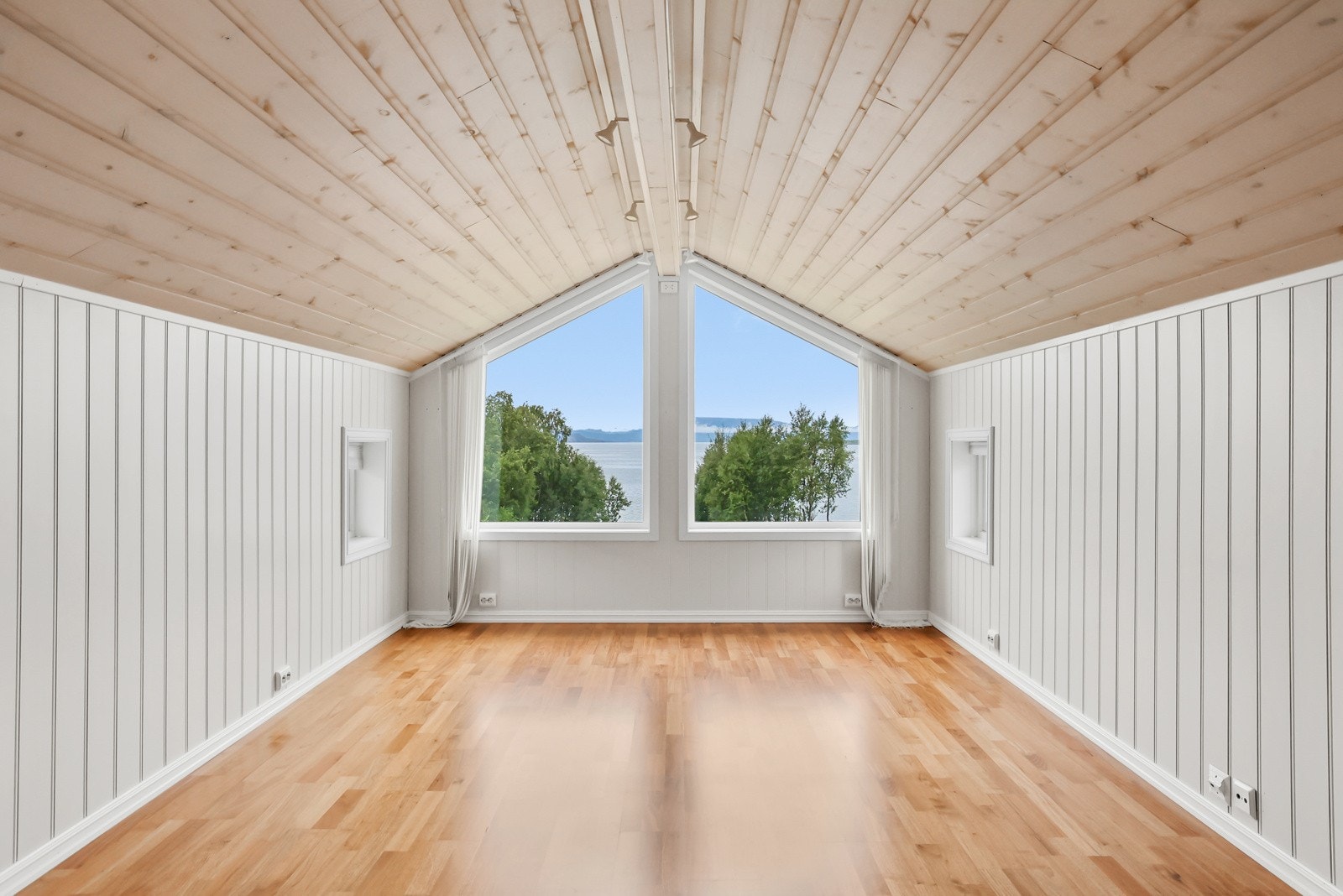 Rommet har god plass til en sofaløsning Galleribilde