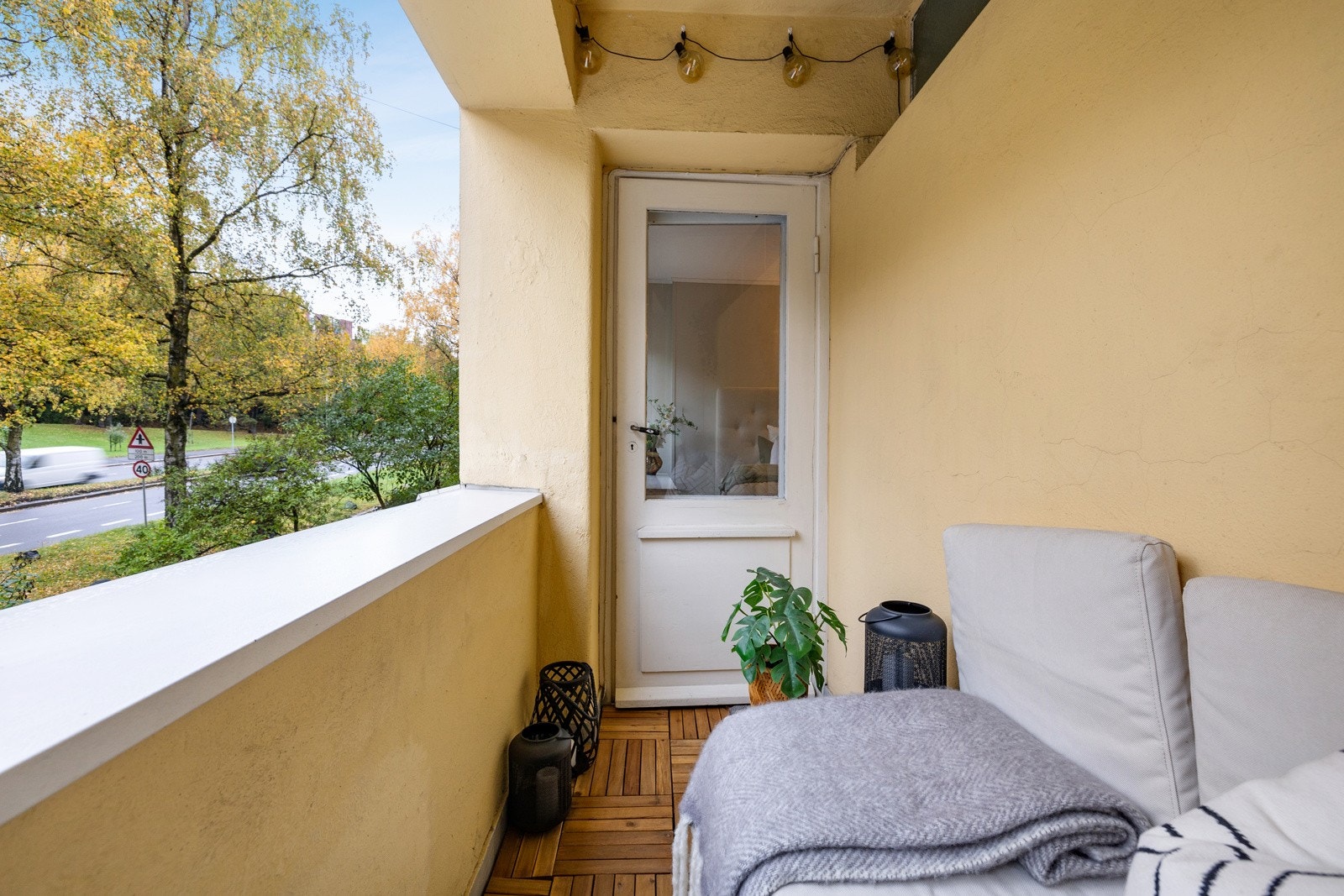 Balkong med plass til utemøbler, planter og grill. Galleribilde