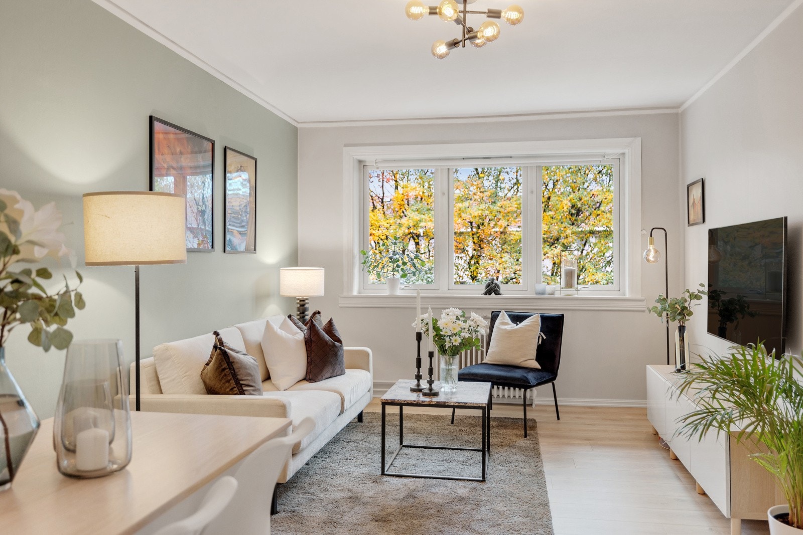 Boligen byr på lyse og tidsriktige farger og fremstår som meget innbydende og innflytningsklar. Galleribilde