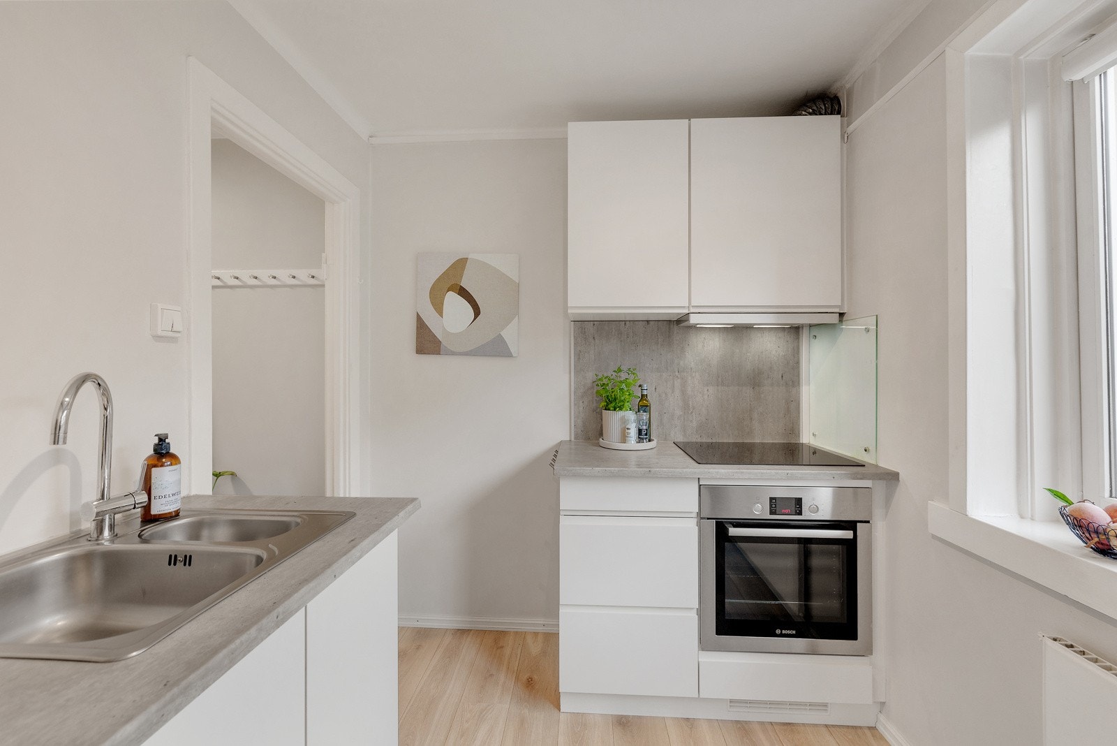 Ventilator med avtrekk gjennom yttervegg Galleribilde