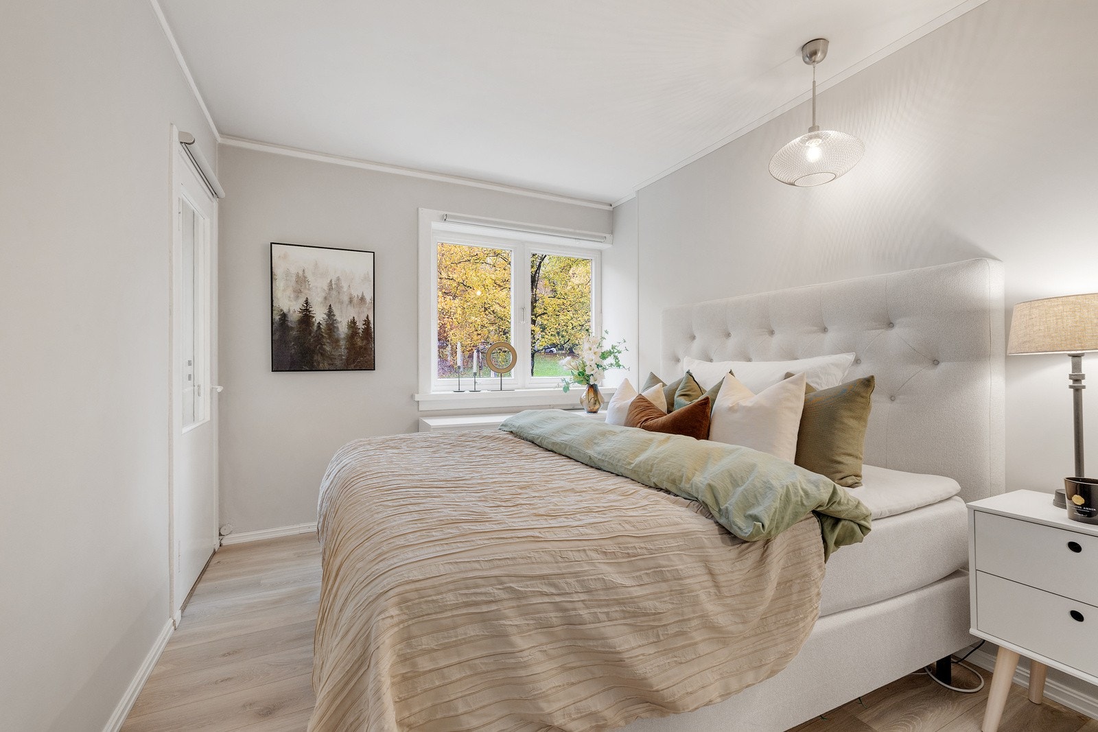 Hovedsoverom med god plass til dobbeltseng, nattbord og garderobeskap. Galleribilde