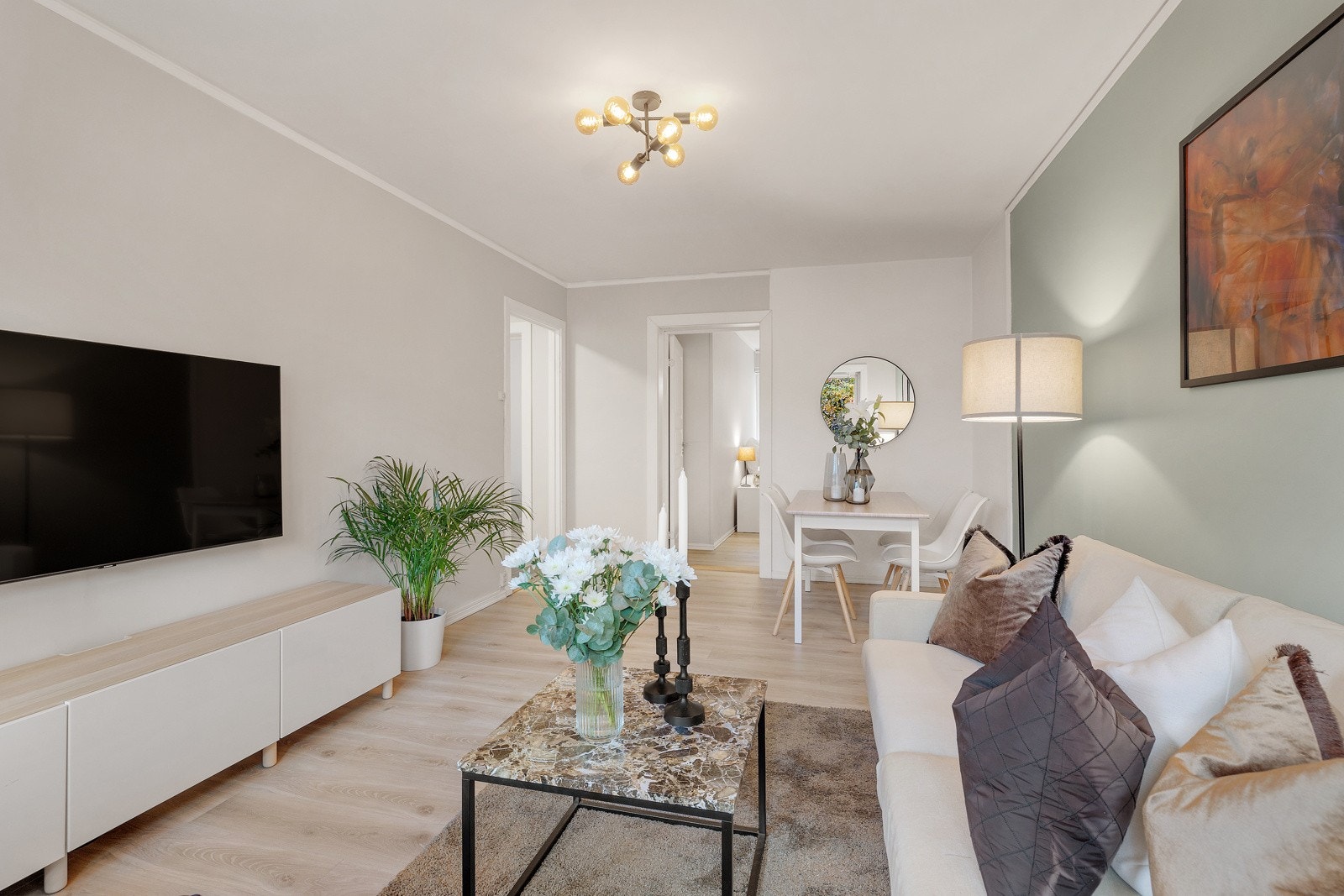 Stuen er av god størrelse med plass til sofa- og spisegruppe med tilhørende møblement. Galleribilde