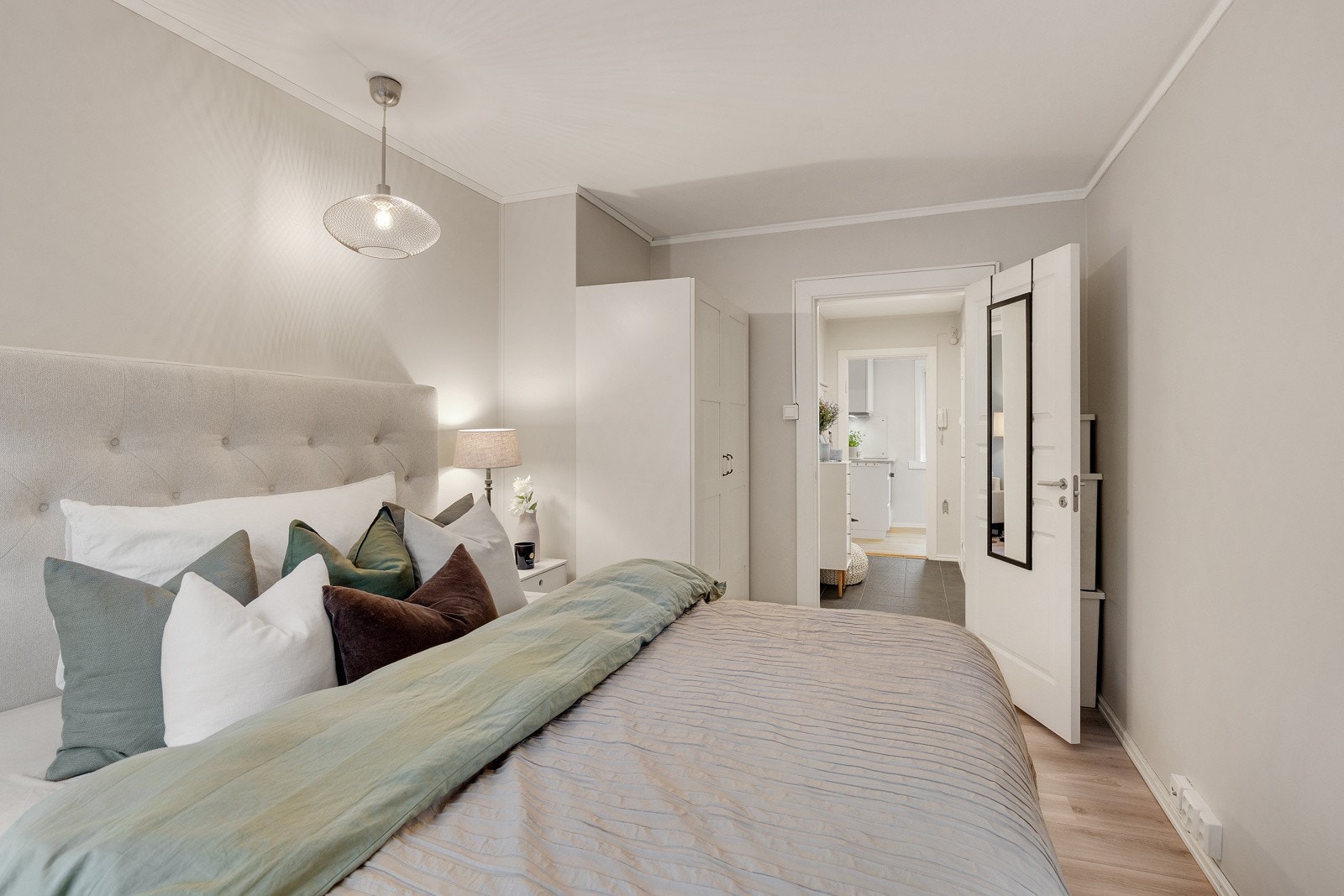 Hovedsoverom med god plass til dobbeltseng, nattbord og garderobeskap. Galleribilde