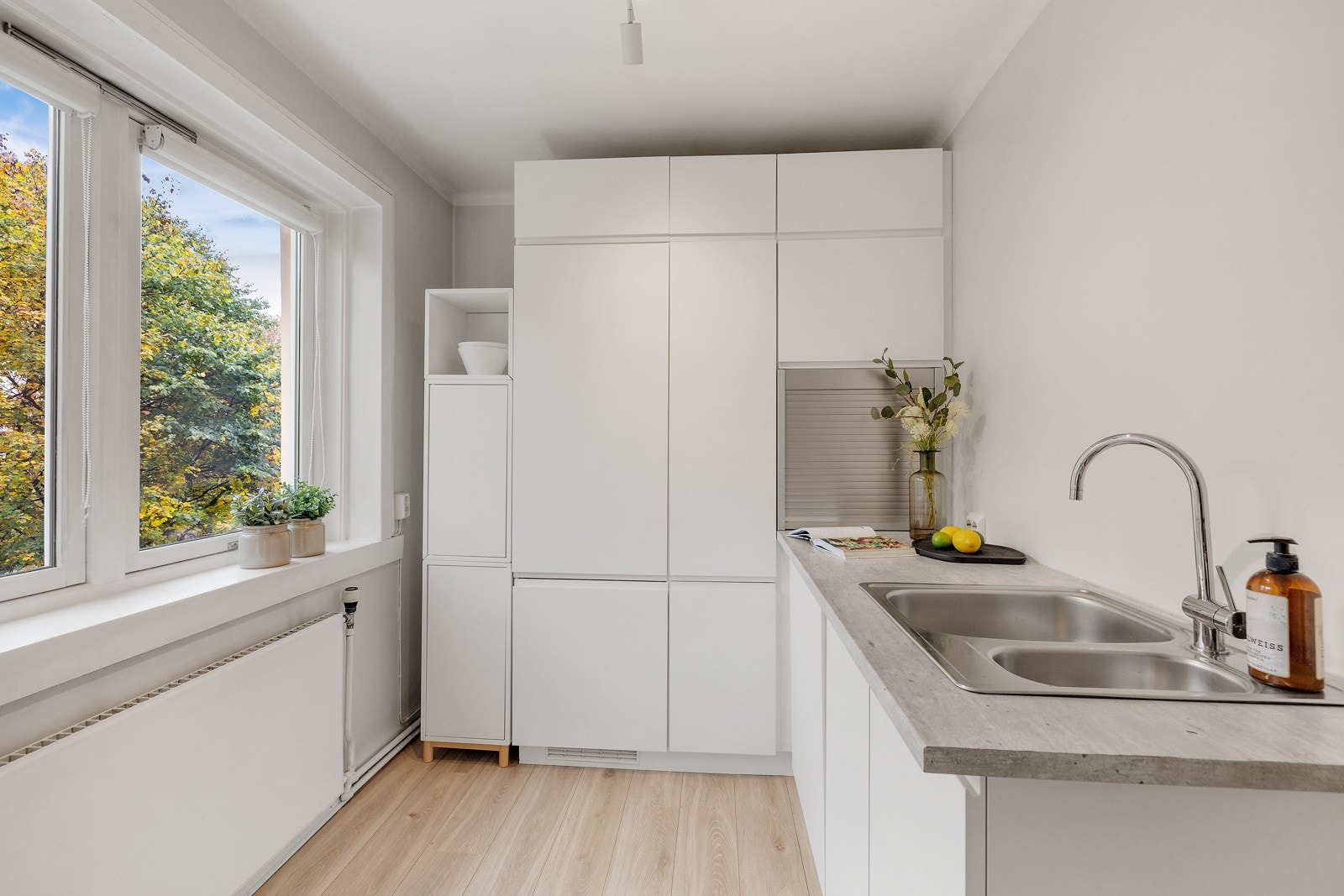 Kjøkken separat i eget rom med mye skap- og benkeplass. Galleribilde