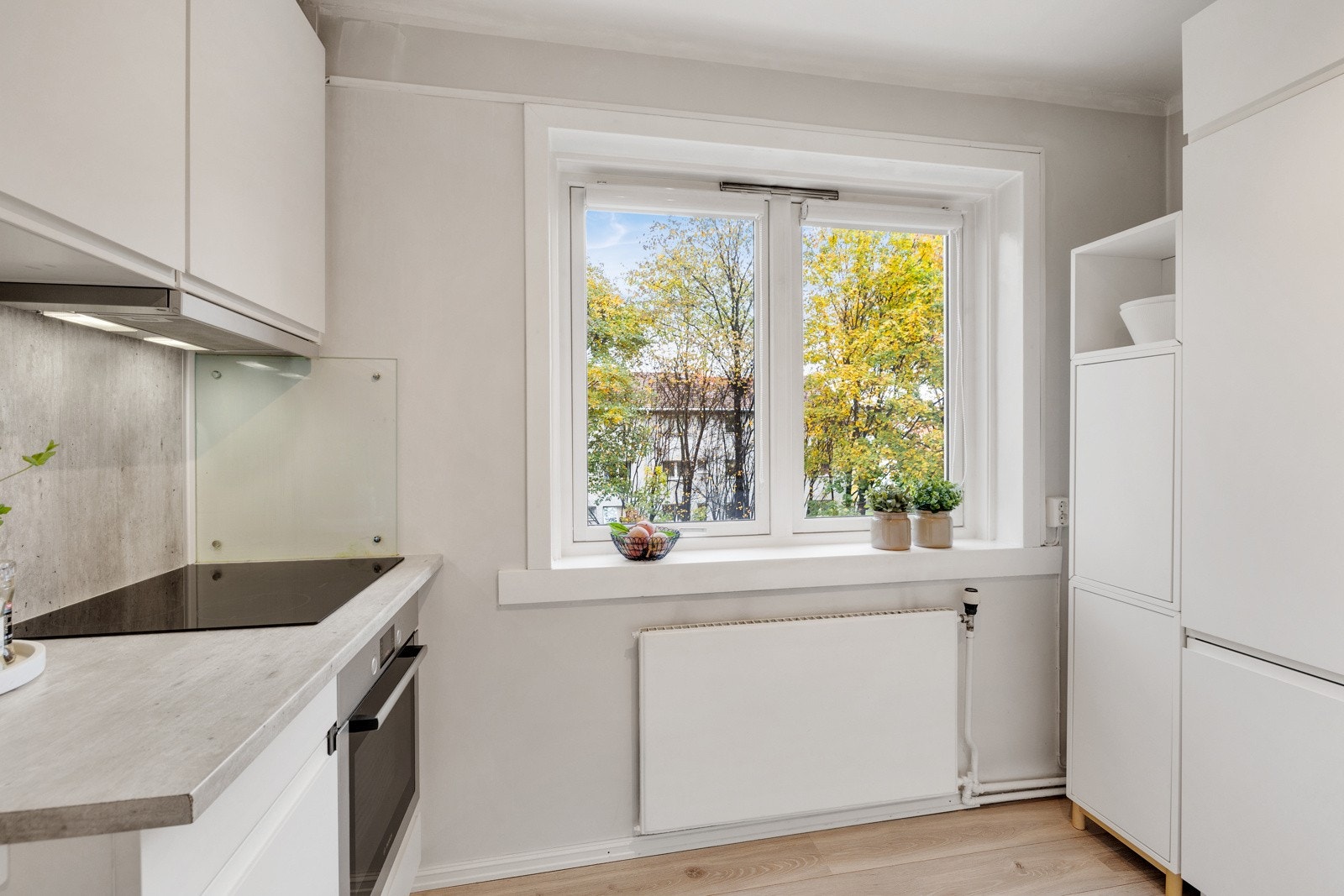 Kvik kjøkkeninnredning fra 2015 med induksjonstopp, stekeovn, oppvaskmaskin og integrert kjøl/frys. Galleribilde