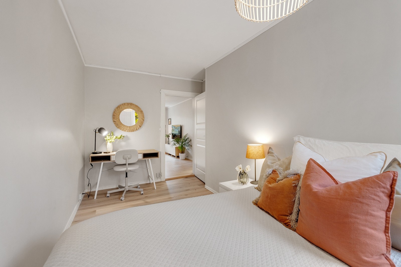 Soverom nr. 2 med plass til dobbeltseng, nattbord og garderobeskap. Galleribilde