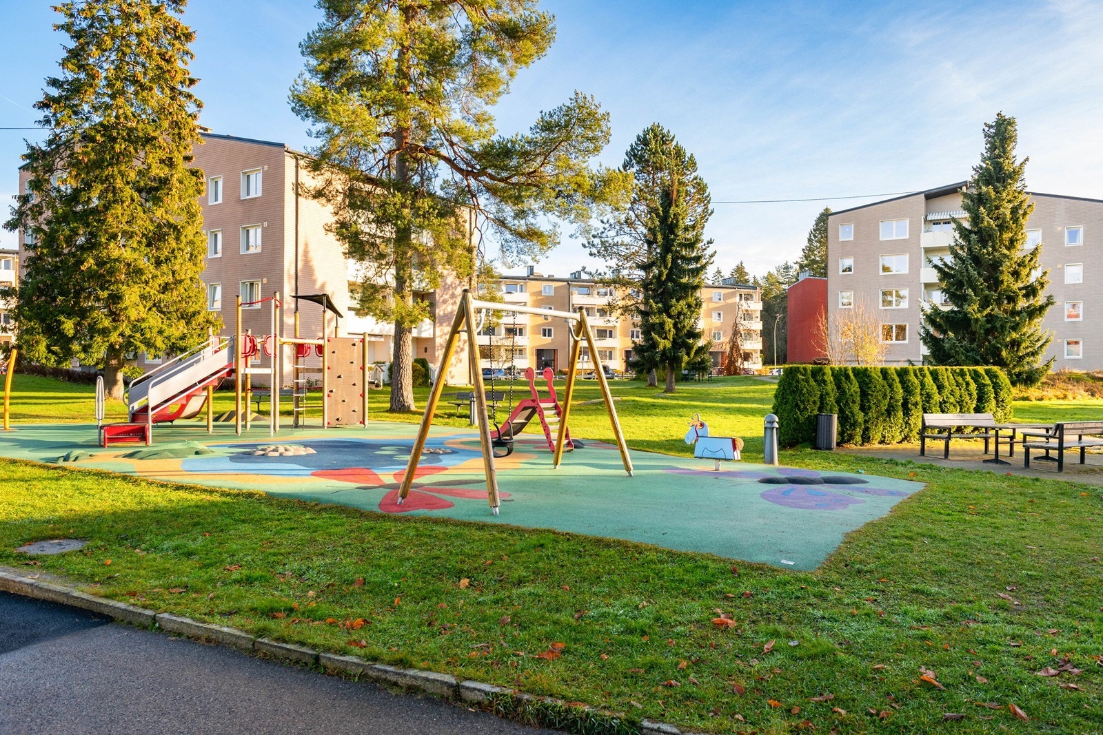 Opparbeidet fellesarealer med sittegrupper og lekeplasser Galleribilde