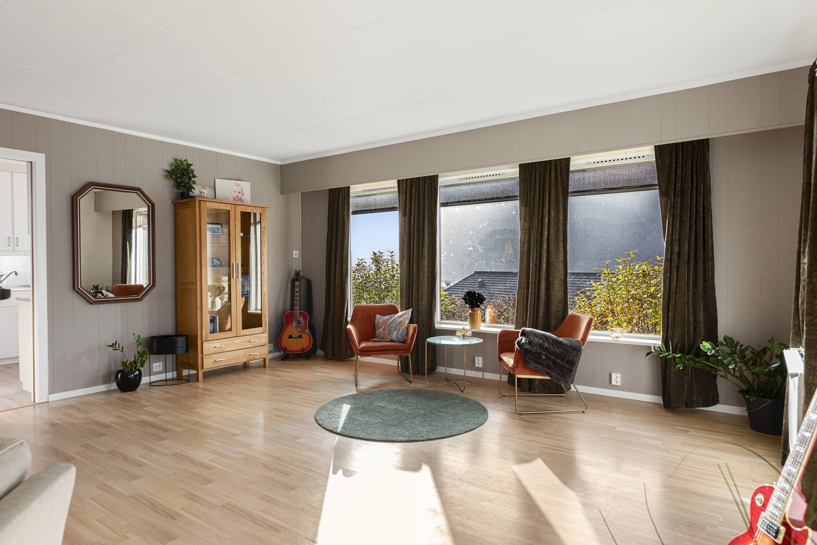 Romslig og møbleringsvennlig stue, godt lysinnslipp fra store vindusflater Galleribilde