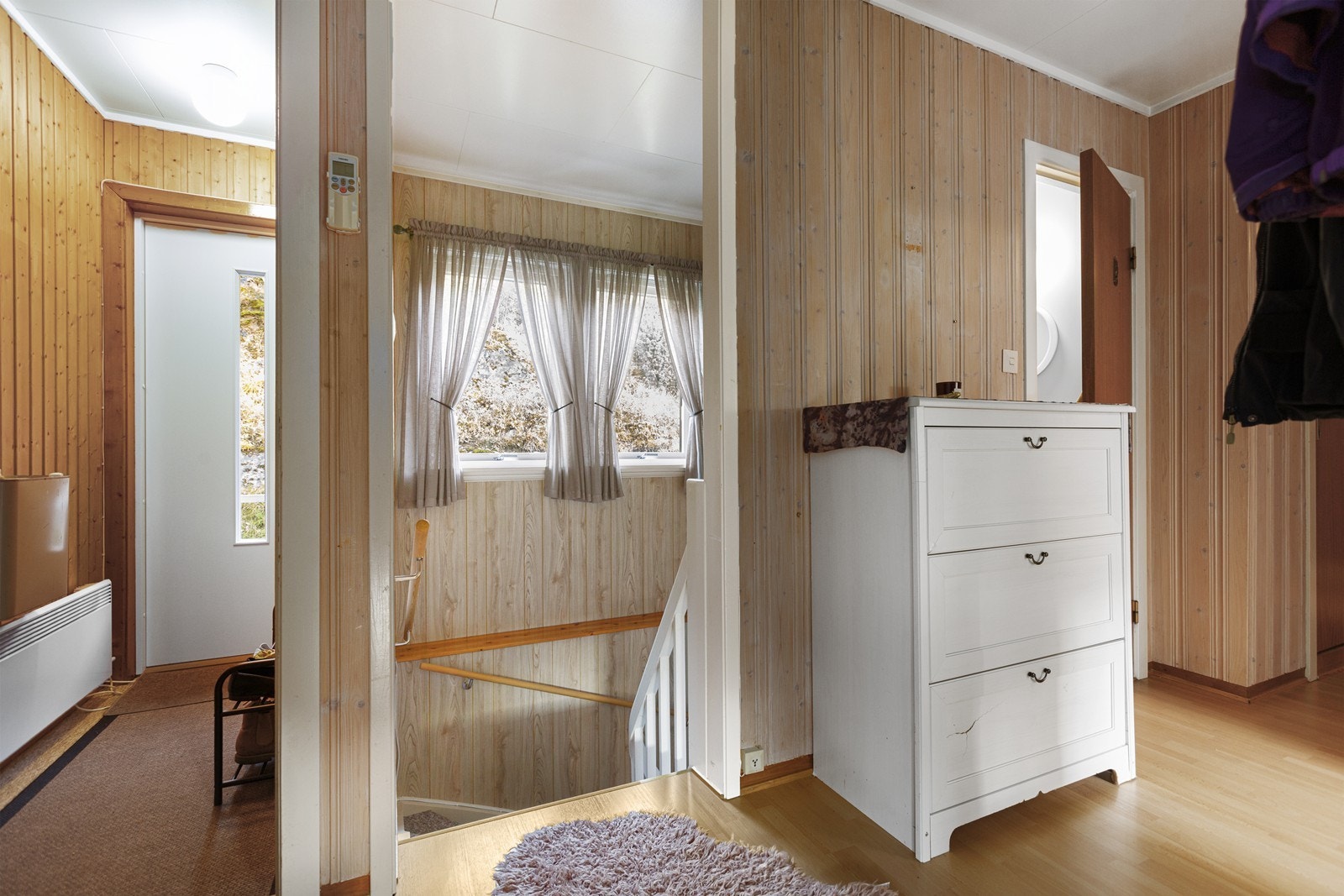 Vindfang, gang og trapp ned til kjellerstue/hjemmekontor Galleribilde