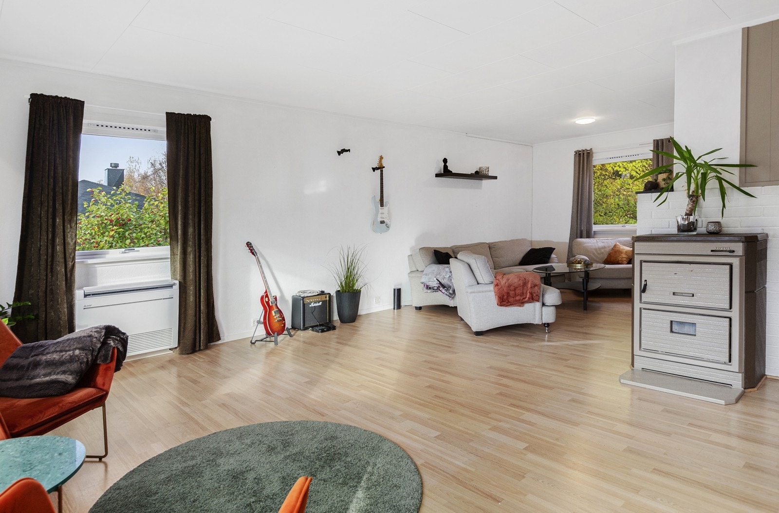 Kamin/vedovn gir en fin varme på kjølige dager Galleribilde