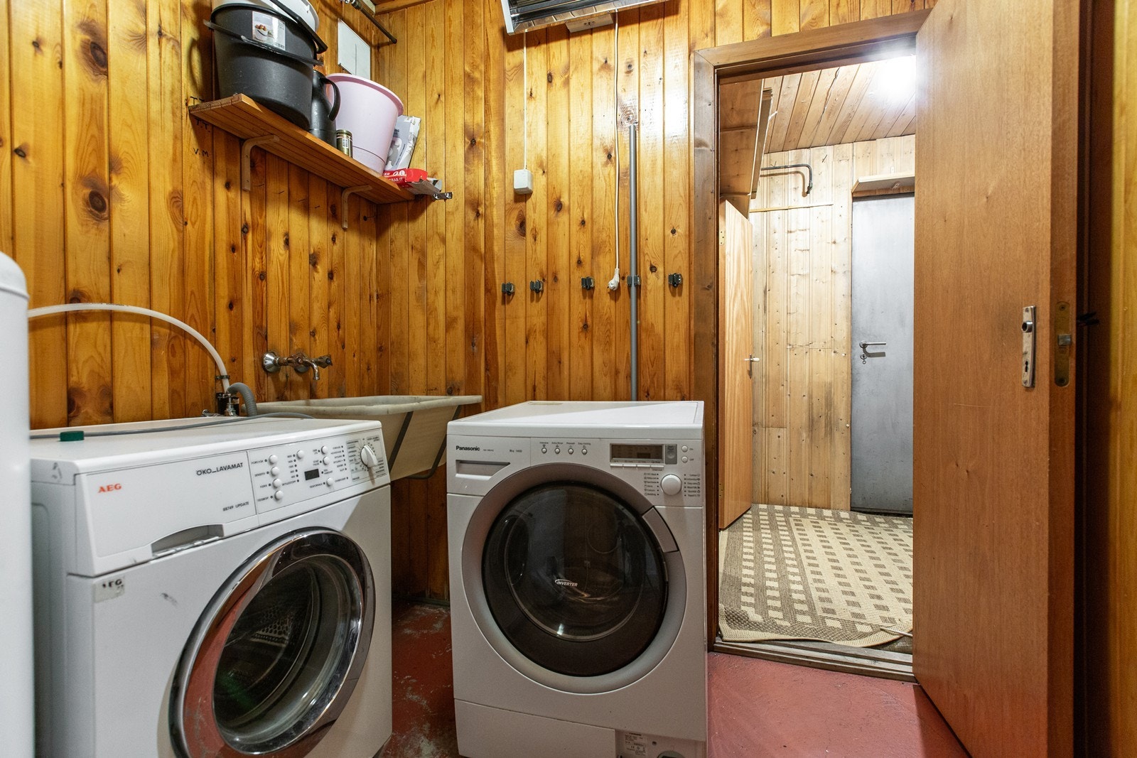 Vaskerom, bod og branndør ut til garasjen. Galleribilde