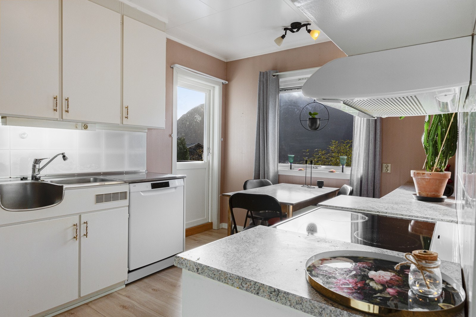 Spisebord foran kjøkkenvindu og utgang til balkong Galleribilde