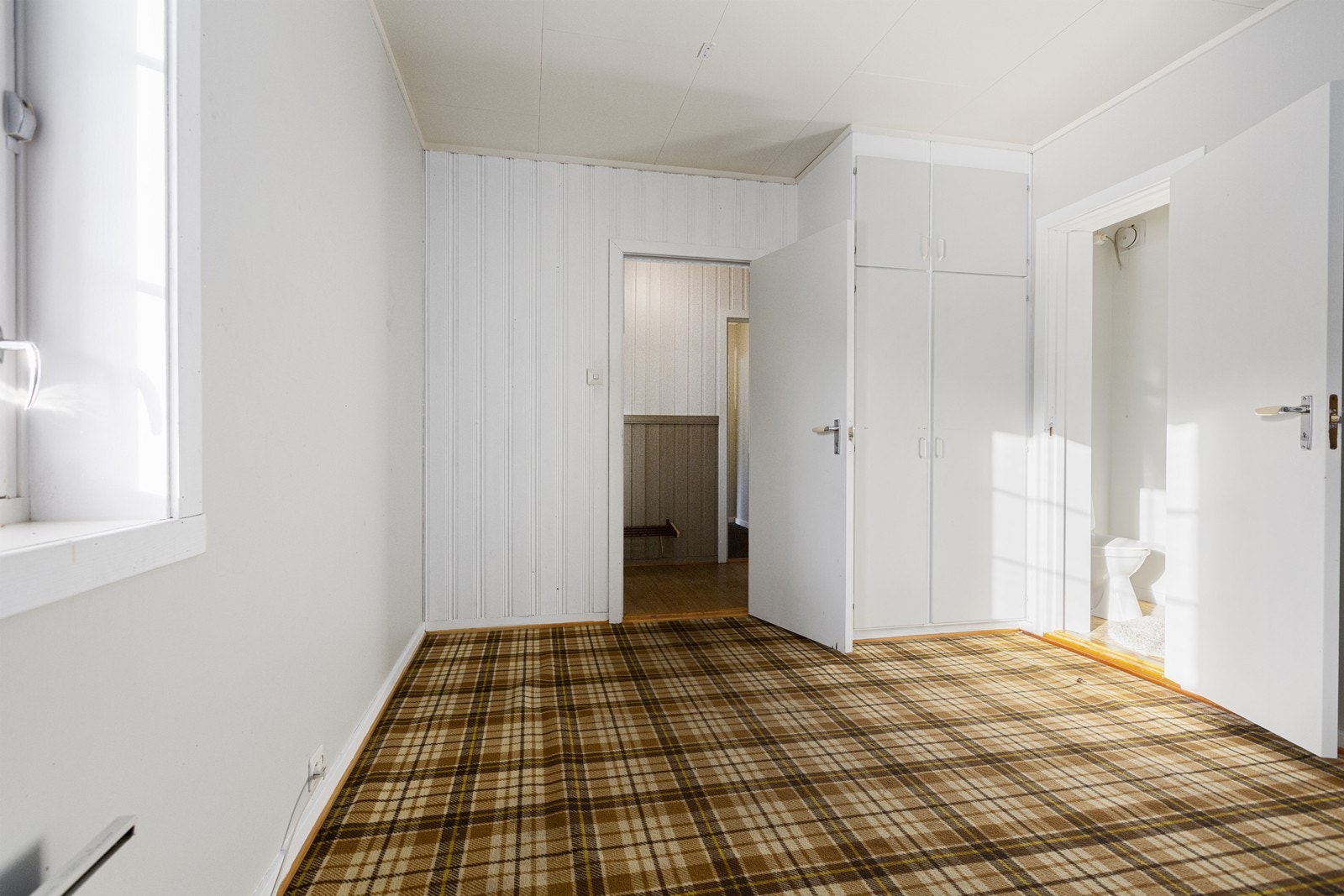 Hobbyrom iflg. plantegninger. I dag brukt som soverom. Inngang til toalettrom til høyre Galleribilde