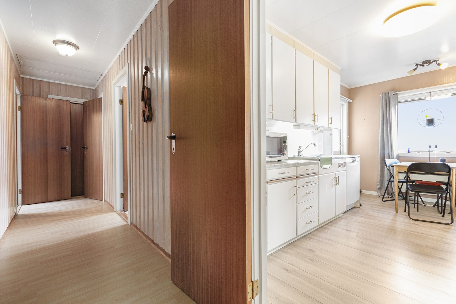 Fra kjøkken til gang Galleribilde