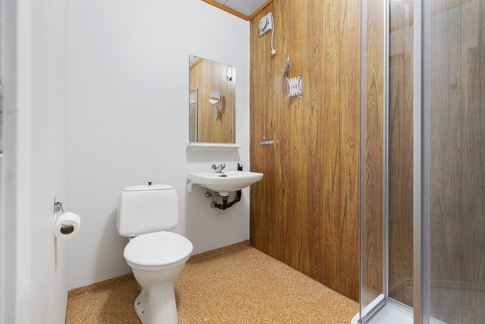 Badet i underetasjen er utstyrt med dusjkabinett, servant og gulvtoalett. Galleribilde