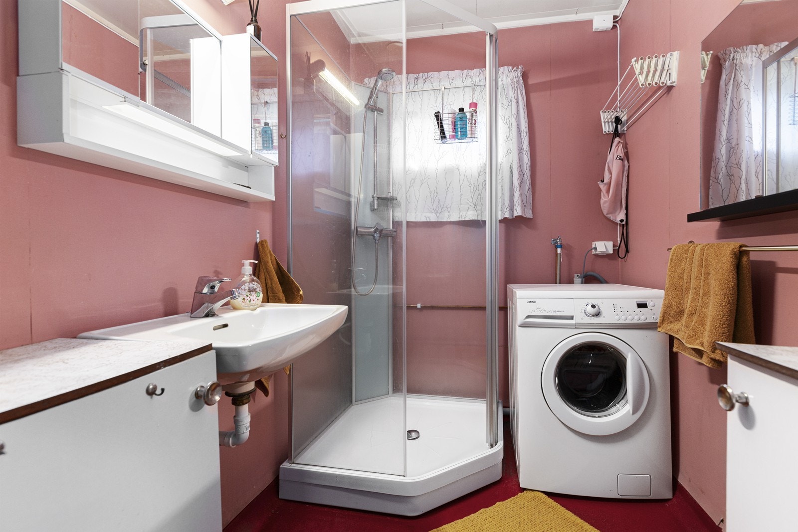 Badet i hovedetasje er utstyrt med dusjkabinett, servant og enkel innredning. Opplegg for vaskemaskin Galleribilde