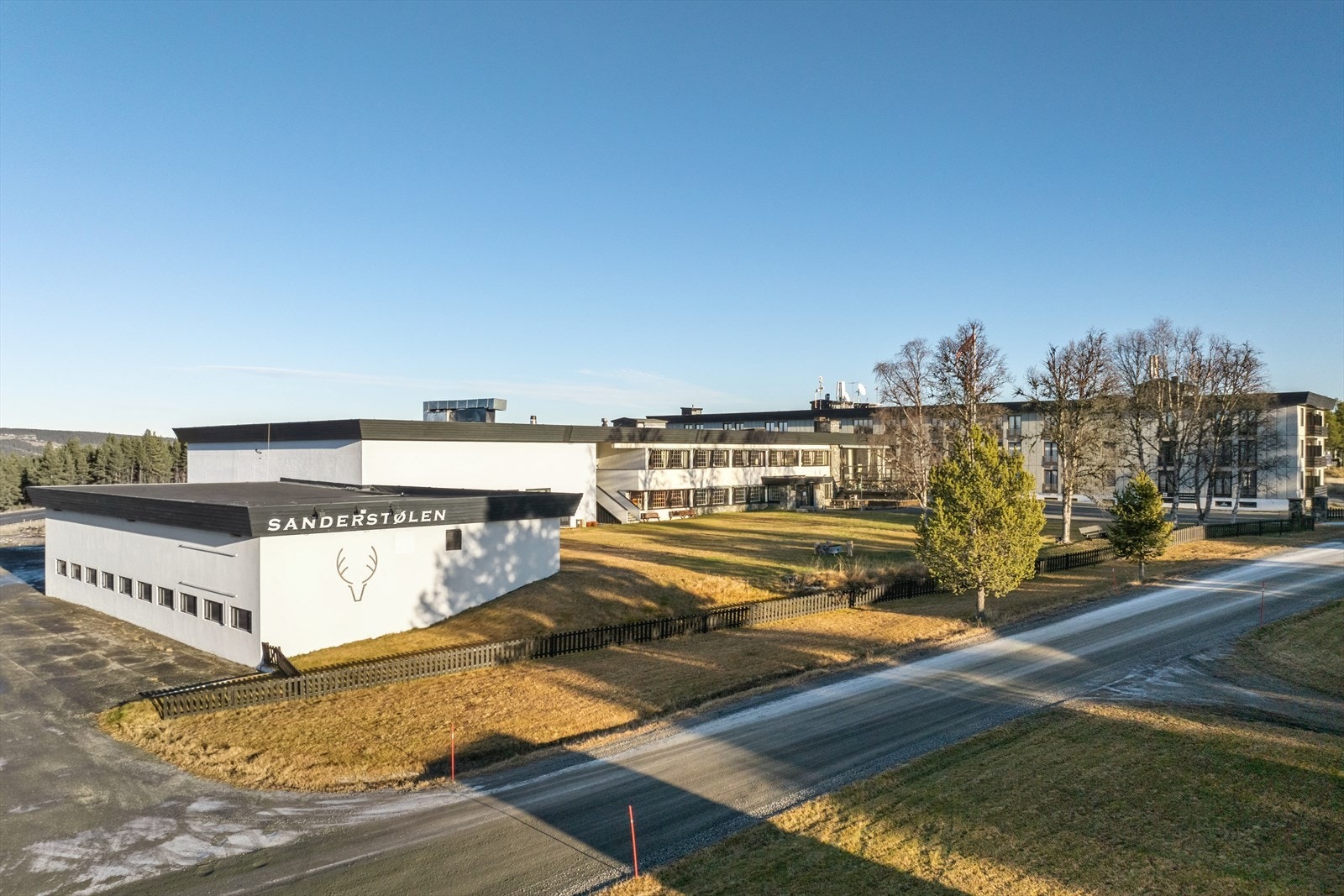 Sanderstølen ligger på fjellet mellom Hallingdal og Valdres. Her har du nærhet til flott natur året rundt, og muligheter for aktiviteter som sykling, fisking, langrenn, alpint og flotte fotturer på topper og stier. Galleribilde