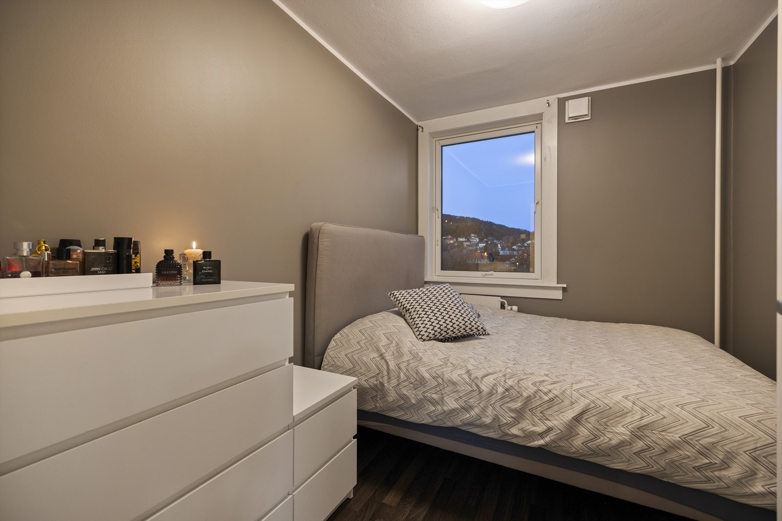 Fine møbleringsmuligheter med plass til dobbeltseng, skrivebord, skap og øvrig møblement. Galleribilde