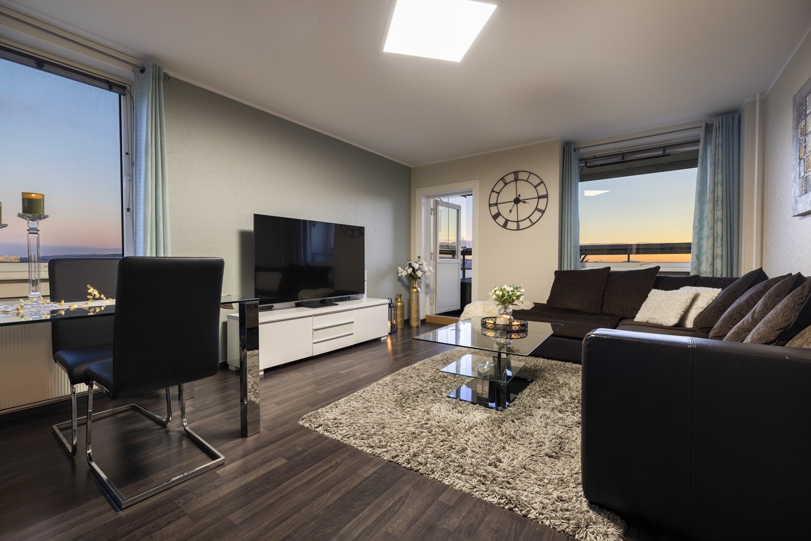 Romslig stuen som er enkel å møblere og har god plass til sofagruppe, TV og stort spisebord med tilhørende møblement. Galleribilde