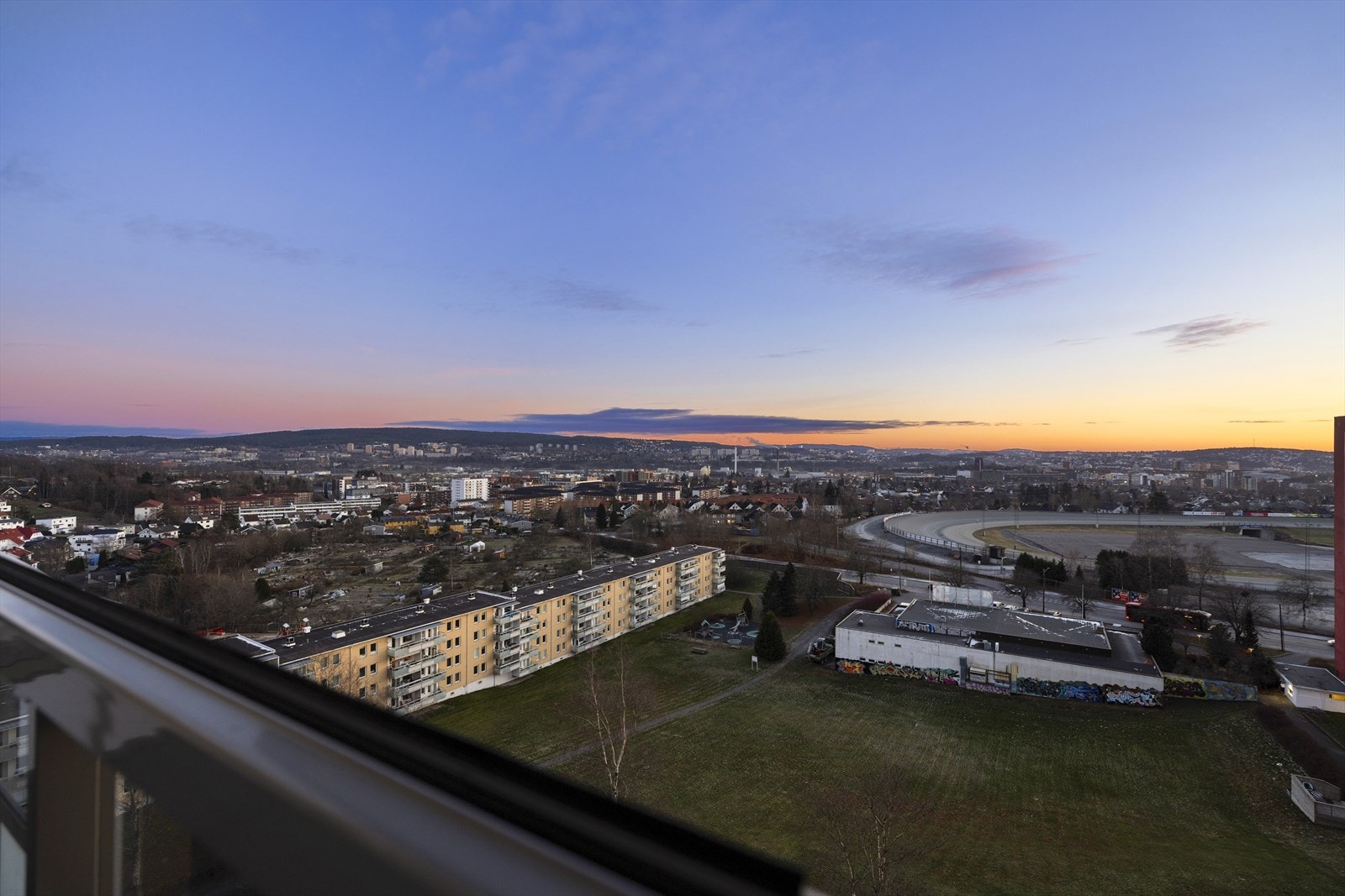 Utsikt fra balkongen. Balkongen fungerer som en fin forlengelse av stuen. Galleribilde