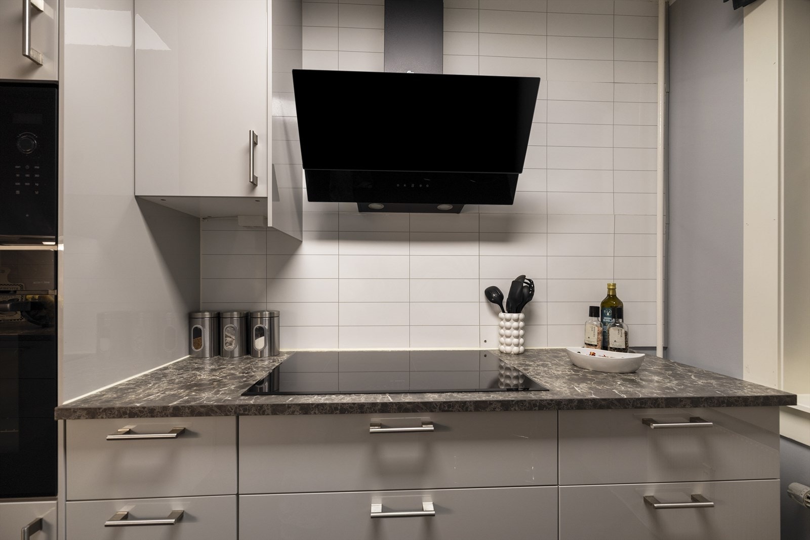 Kjøkkenet har også en veggmontert kjøkkenventilator fra Thermex med kullfilter for effektiv ventilasjon. Waterguard er installert i henhold til gjeldende forskriftskrav for ekstra trygghet. Galleribilde