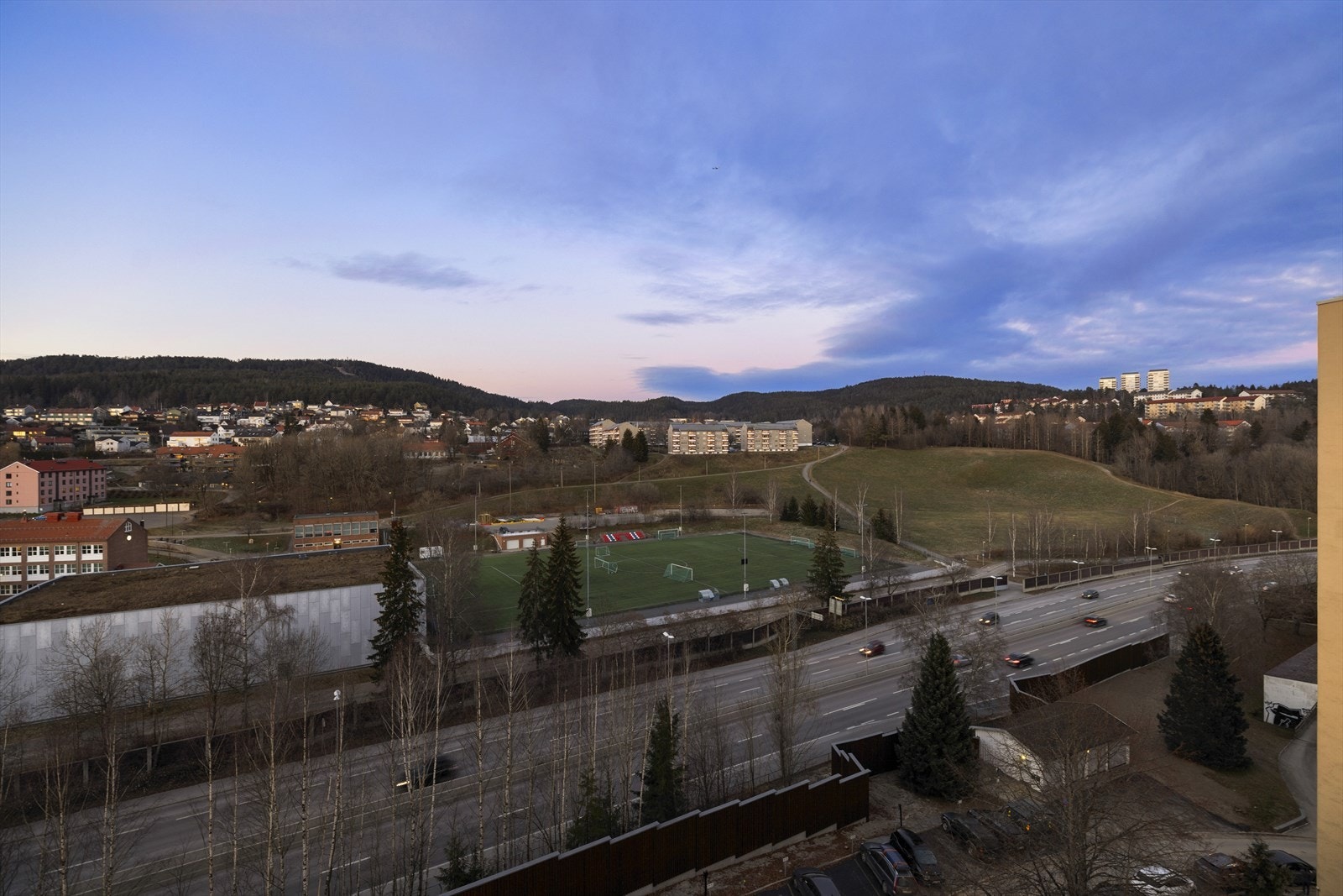 Leiligheten har en flott beliggenhet i et etablert og barnevennlig boligområde på Bjerke, like ved Bjerke travbane. Her bor du med kort avstand til skole, barnehage, offentlig transport, dagligvarebutikker og idrettsanlegg. Galleribilde