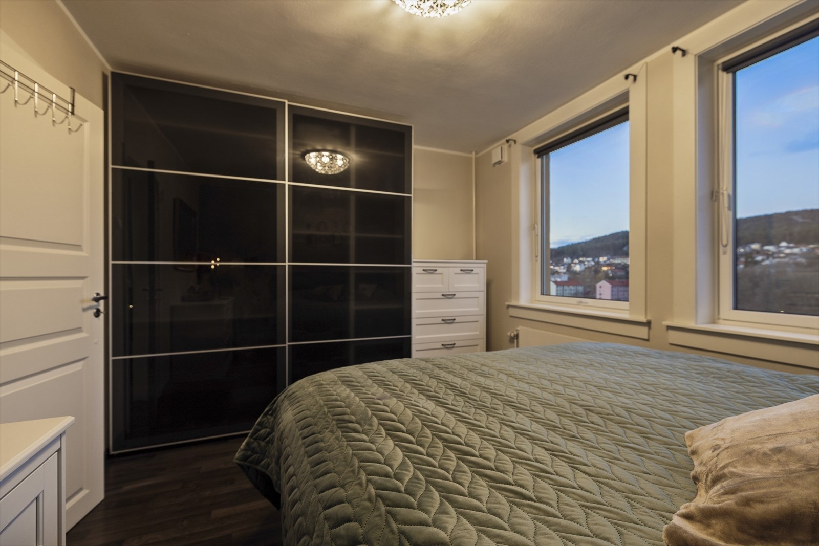 Soverommets vindusflater sørger for godt med lysinnslipp og gjør det enkelt å lufte ut. Stor skyvedørsgarderobe medfølger. Galleribilde