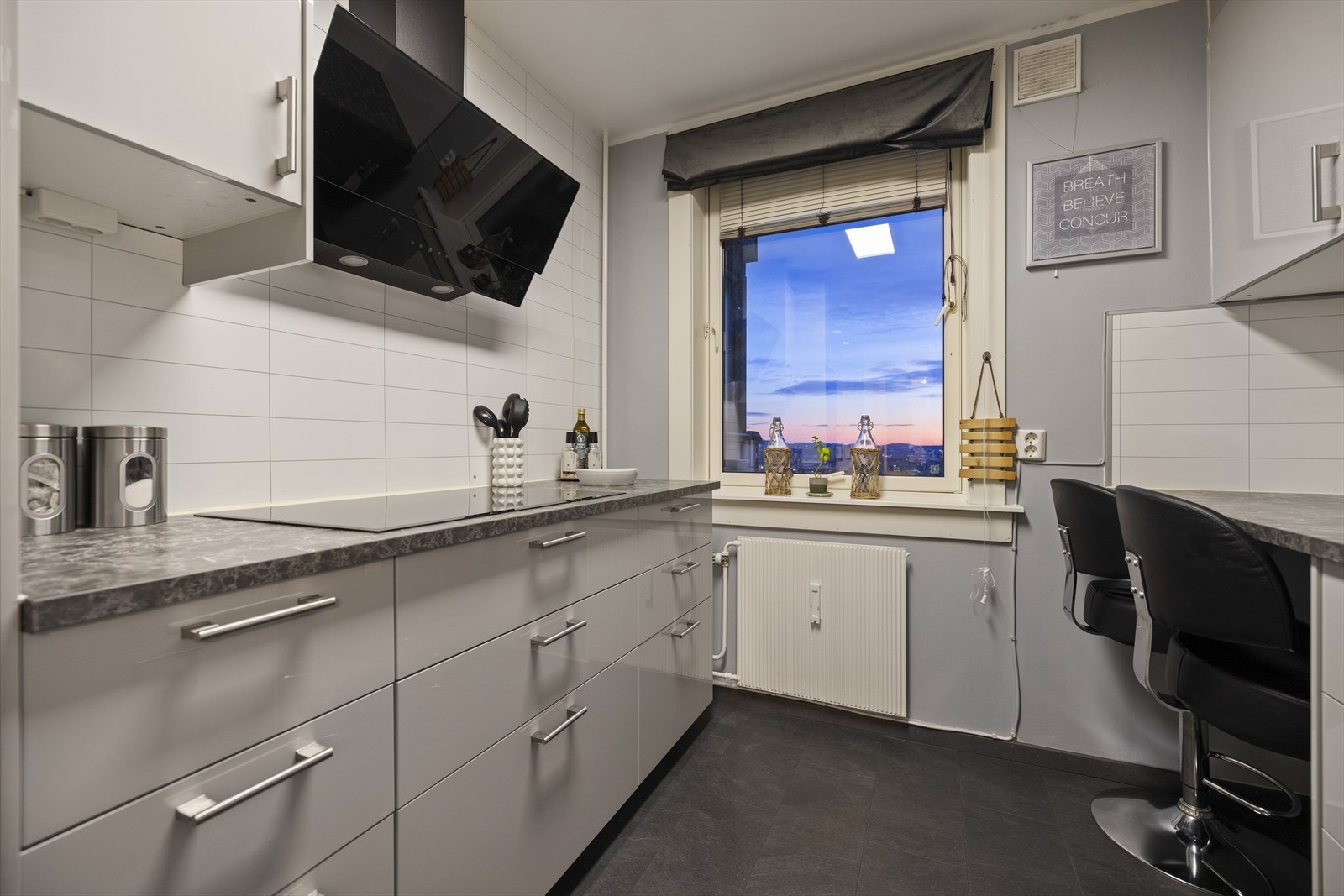 Kjøkkenet er et stilrent fra 2020/2021 og har spiseplass for to. Vinduet sørger for at det slippes inn godt ned naturlig lys og gjør det lett å lufte ut. Galleribilde