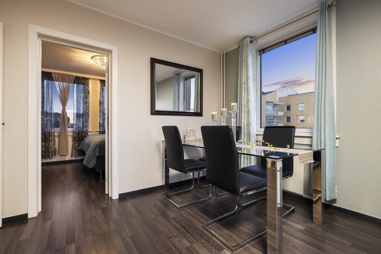 Her har du plass til å innrede med stort spisebord og invitere venner og familie på en hyggelig middag! Galleribilde