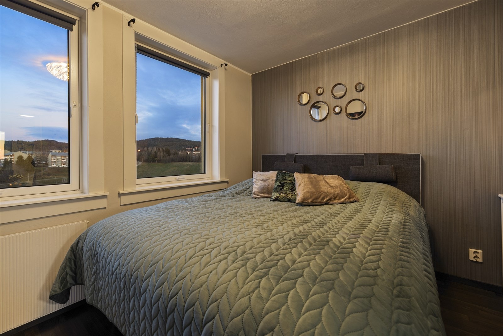 Romslig og luftig hovedsoverom med god plass til dobbeltseng, tilhørende nattbord, skrivebord og god plass til oppbevaring av klesartikler i praktisk garderobeskap. Galleribilde