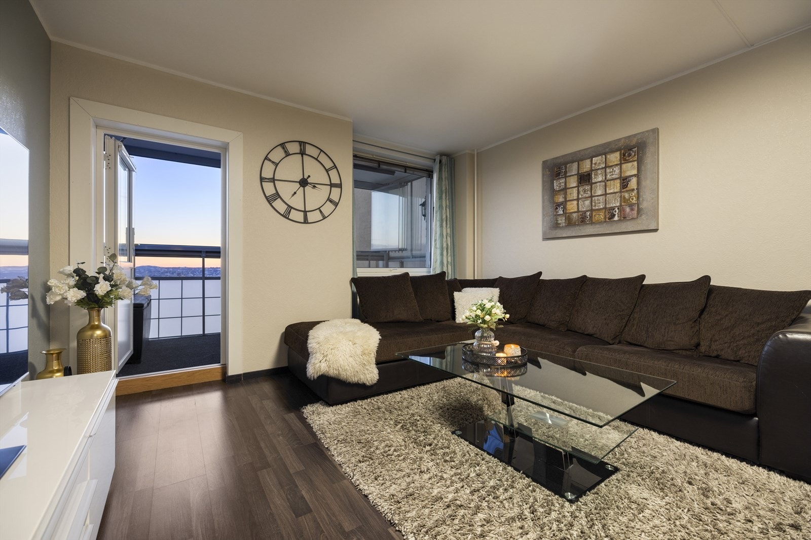 Det første som møter deg i stuen er de store vindusflatene fra to sider, samt balkongdør som slipper inn godt med naturlig lys. Galleribilde