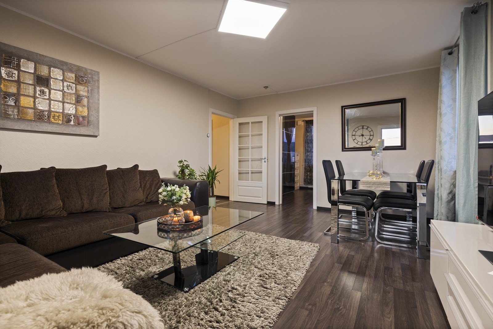 Stuen er avlang, noe som gjør det enkelt i å dele opp i to soner med spiseplass og sofadel. Galleribilde