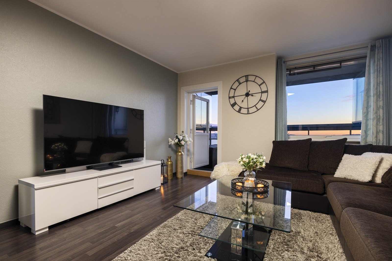 God romhøyde målt til 2,43m. Rommet er malt i en lys, tidsriktig og moderne farge. Galleribilde