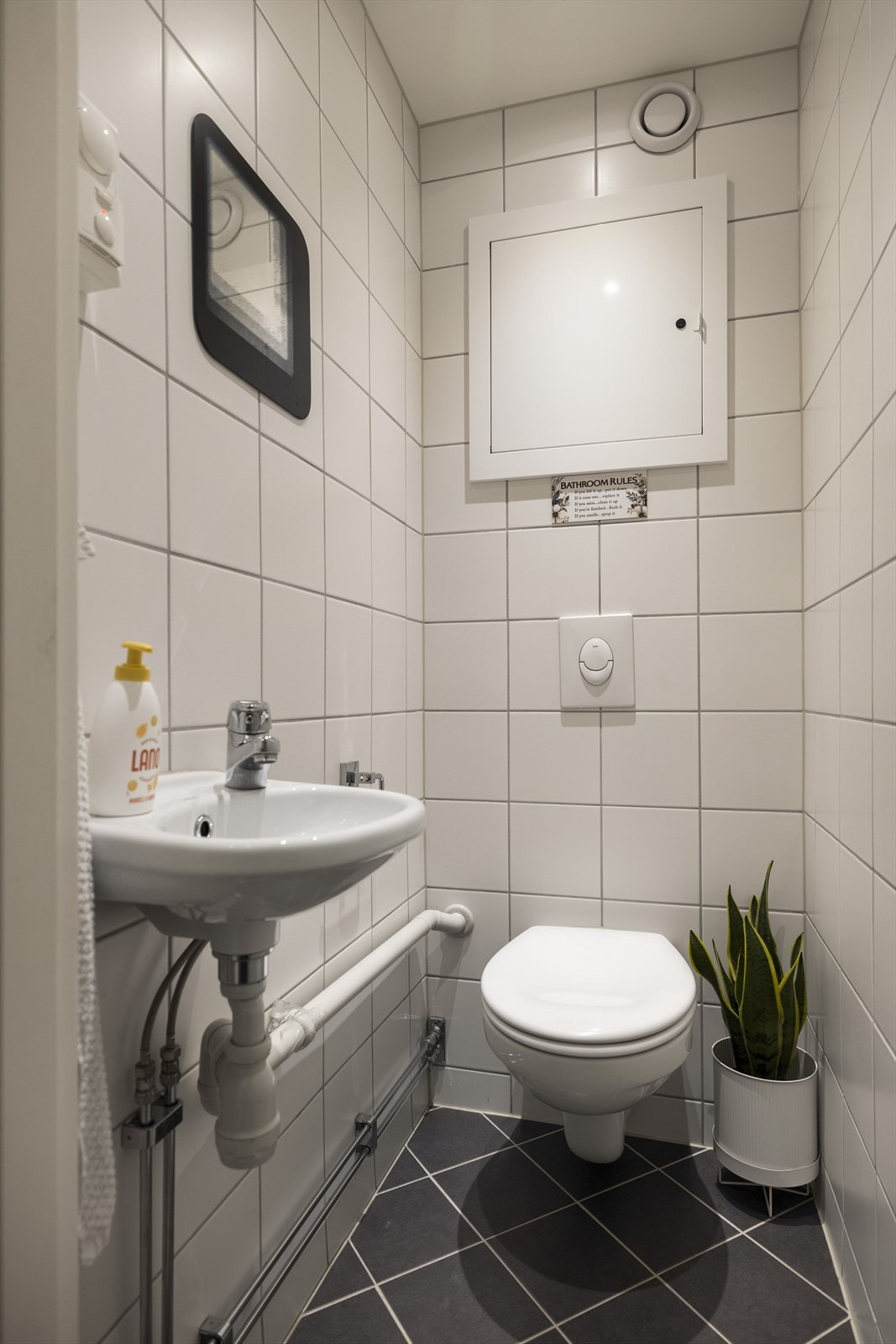 Separat toalettrom er også pusset opp i regi av borettslaget i 2016 med flis på gulv og vegg, malte gipsplater i taket med downlights. Rommet har varmekabler i gulv, vegghengt servant og toalett med innebygd sisterne. Galleribilde